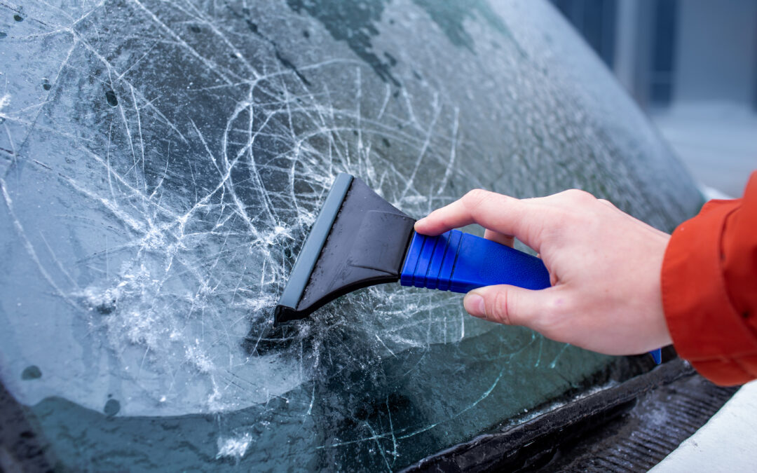 Autoglas Termin Wartezeit im Winter: vereiste Windschutzscheibe mit Steinschlag bei einem Fahrzeug in Bendorf