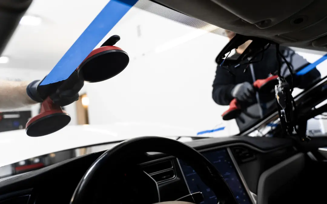 Windschutzscheibe wird bei Autoglas Bendor ausgetauscht.