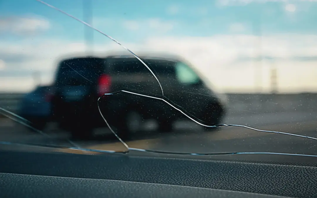 Blick durch gerissene Windschutzscheibe bei Autoglas Bendorf
