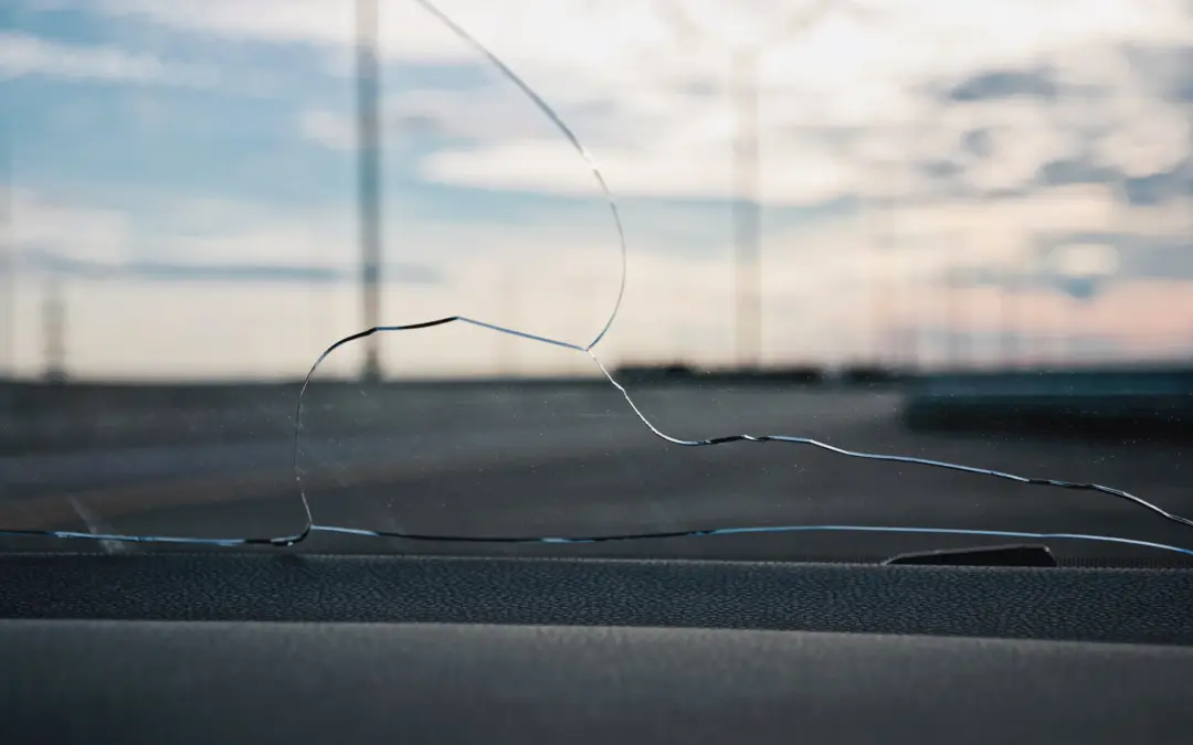 Blick durch die Windschutzscheibe des Autos. Riss in der Scheibe.